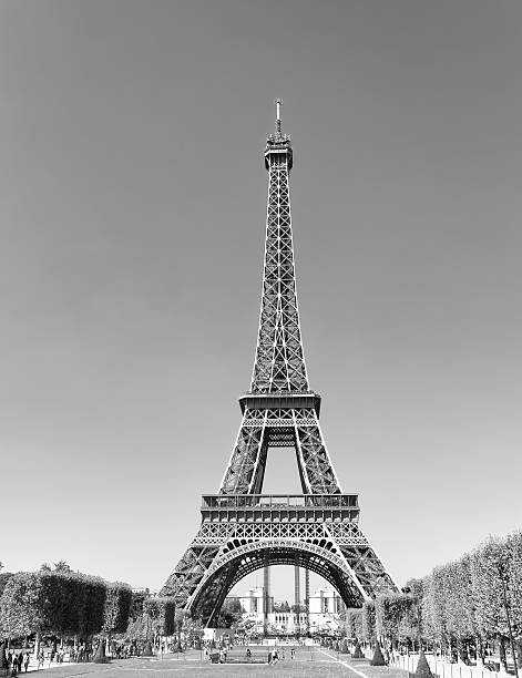 パリのエッフェル塔 - eiffel tower black and white paris france construction ストックフォトと画像