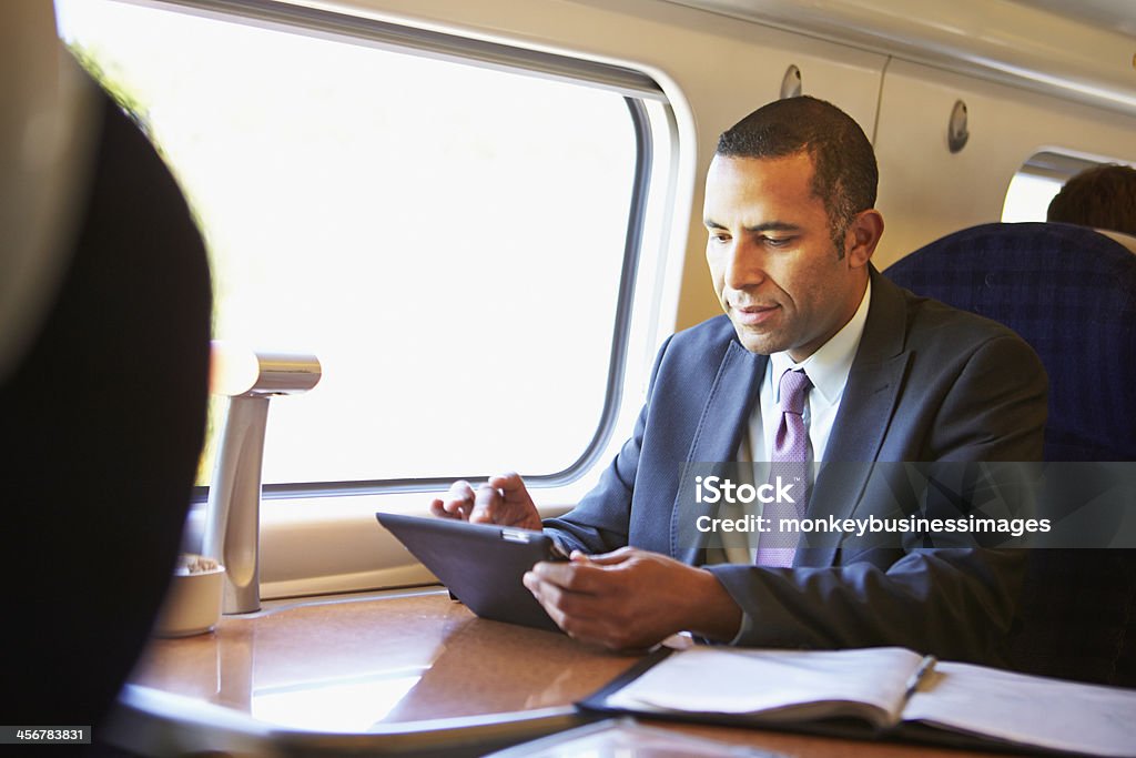 Geschäftsmann Pendeln mit Tablet PC auf den Zug - Lizenzfrei Eisenbahn Stock-Foto