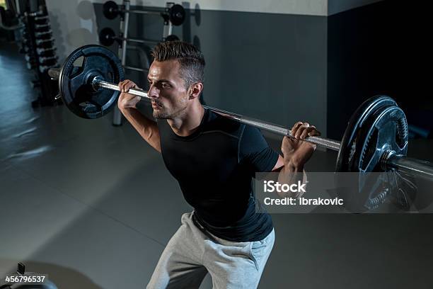 Barra Para Pesas Squat Foto de stock y más banco de imágenes de Actividades y técnicas de relajación - Actividades y técnicas de relajación, Adulto, Adulto joven