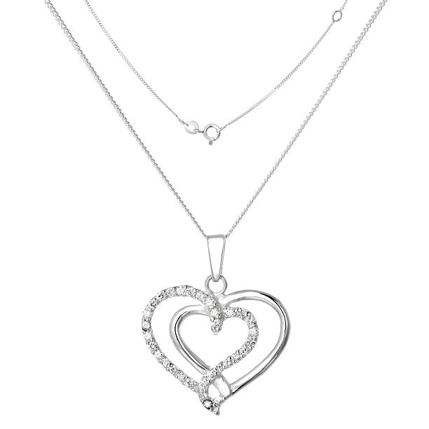 cadena de plata y colgante en forma de corazón - heart pendant fotografías e imágenes de stock