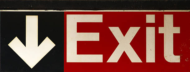 sinais de saída da estação de trem - abstract arrow sign close up warning sign - fotografias e filmes do acervo