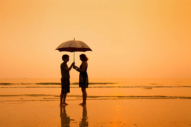 famille sur la plage - vacations women men stability photos et images de collection