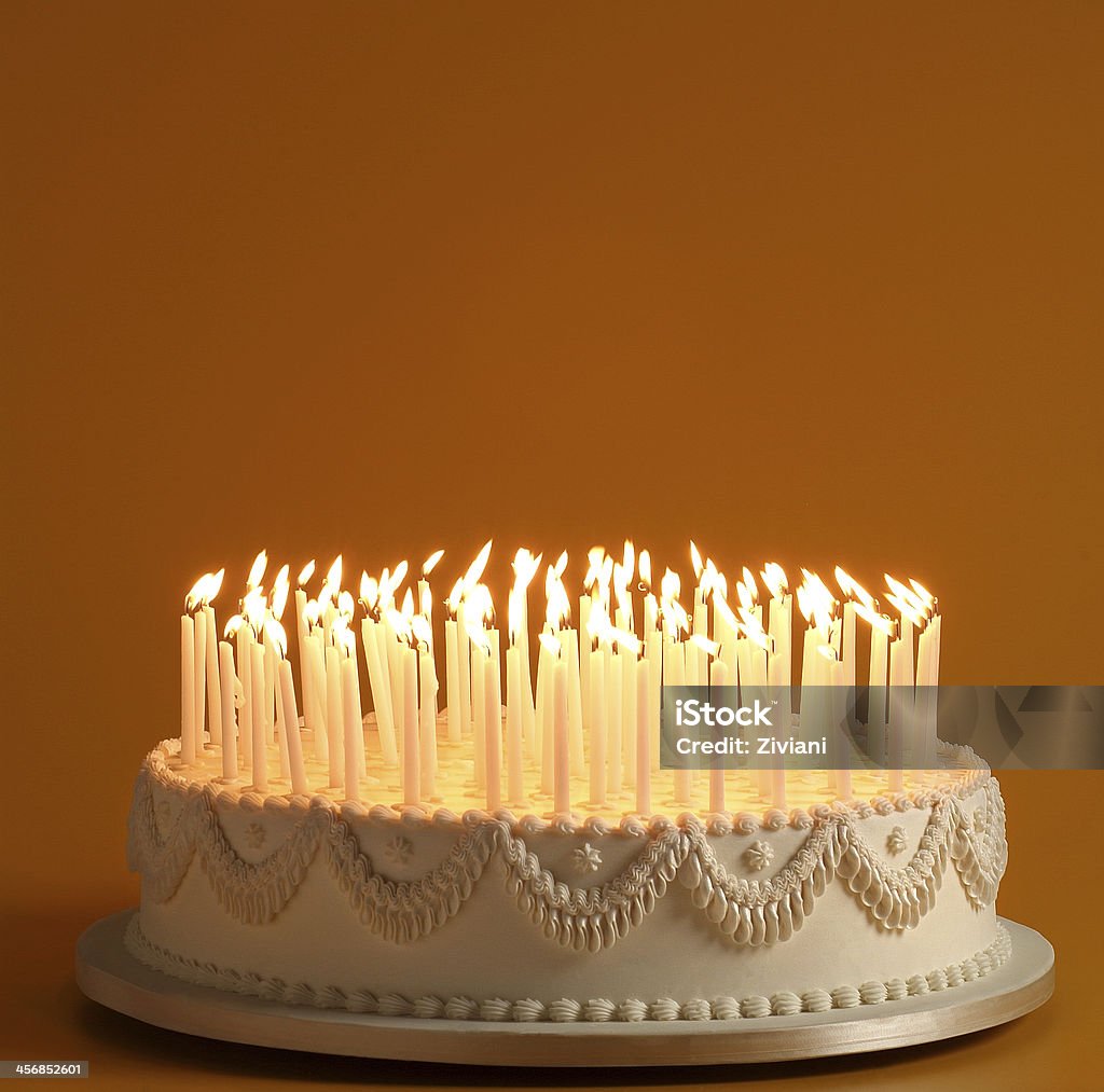Bolo de aniversário - Foto de stock de Vela - Equipamento de Iluminação royalty-free