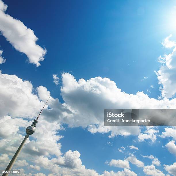 ベルリンテレビタワーの雲ドイツ - ローアングルのストックフォトや画像を多数ご用意 - ローアングル, 雲海, アレクサンダープラッツ