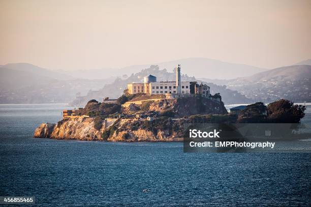 Photo libre de droit de Alcatraz Au Crépuscule banque d'images et plus d'images libres de droit de Île d'Alcatraz - Île d'Alcatraz, Bateau à voile, Baie - Eau