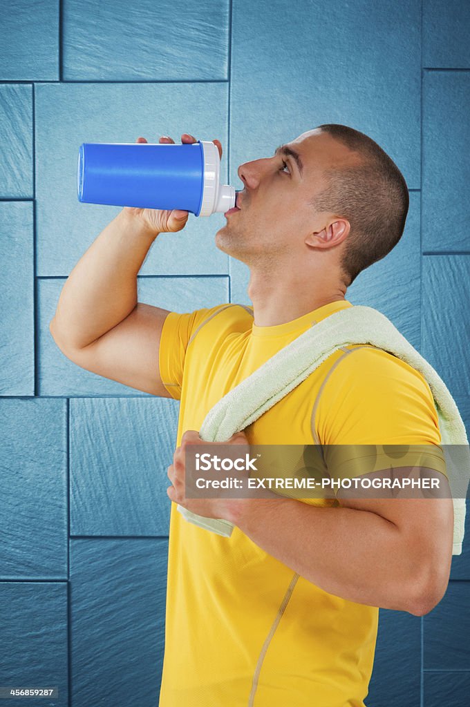 Мужской спортсмен питьевой белок - Стоковые фото Анаэробное упражнение роялти-фри