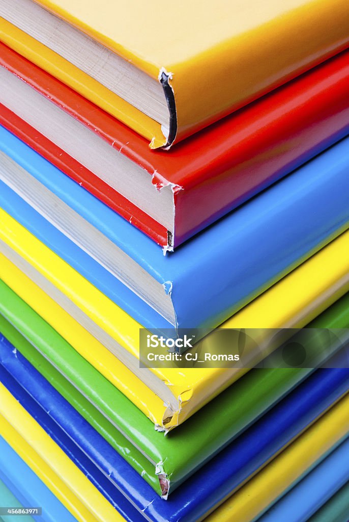 Colorato real libri su sfondo bianco - Foto stock royalty-free di Biblioteca