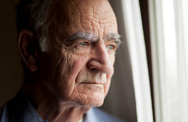 ritratto di uomo anziano perso in bolla - adult loneliness depression foto e immagini stock