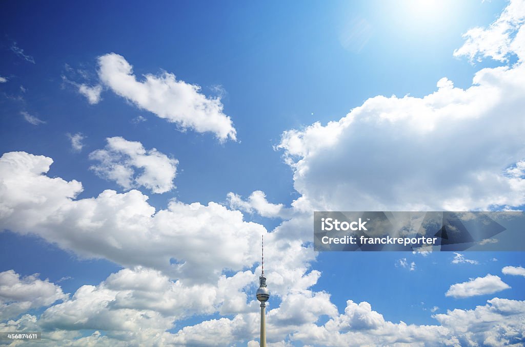 Tour de télévision de Berlin sur les nuages-Allemagne - Photo de Fonds de nuage libre de droits