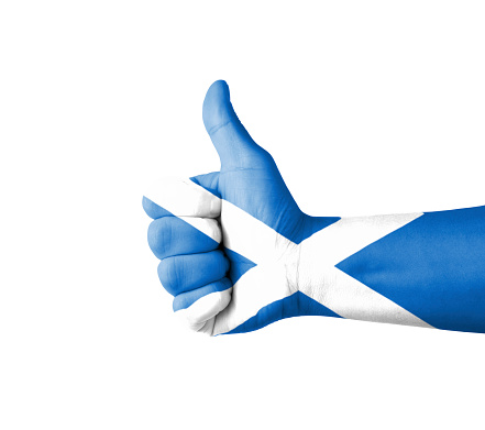 Mano con Botón pulgar levantado, de bandera de Escocia pintado photo