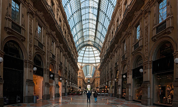 milan galleria vittorio emanuele ii-einkaufszentrum - shopping milan italy retail shopping mall stock-fotos und bilder