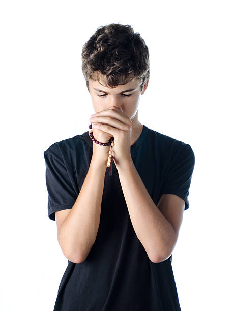 Teenage boy medida con rosary - foto de stock