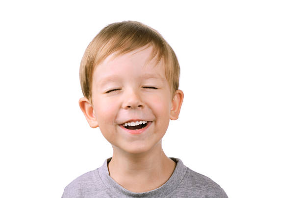 garçon de rire avec les yeux fermés - screaming little boys child human teeth photos et images de collection