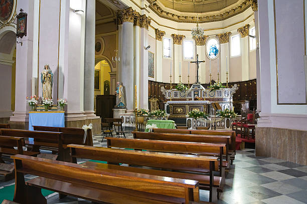 madre chiesa di assunzione.  ceglie messapica. puglia.  italia. - messapica foto e immagini stock