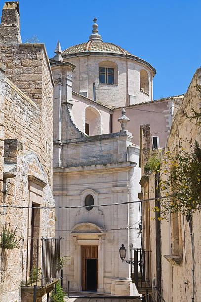 madre chiesa di assunzione.  ceglie messapica. puglia.  italia. - messapica foto e immagini stock