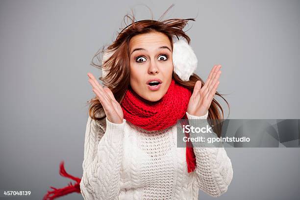 겁먹은 젊은 여자 커요 폭풍 겨울에 대한 스톡 사진 및 기타 이미지 - 겨울, 계절, 귀덮개