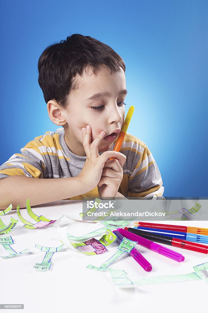 Kid avec Stylos feutre - Photo de 4-5 ans libre de droits