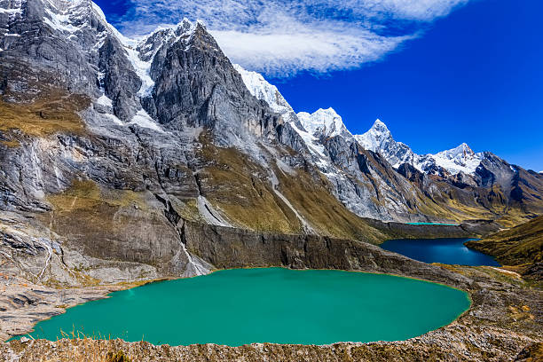 ponto de tres lagunas nos andes peruanos, américa do sul - mountain peru cordillera blanca mountain range - fotografias e filmes do acervo