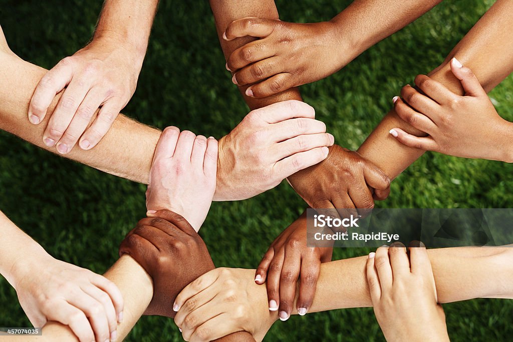 Complesso collegamento di molte diverse mani: Unità è forza! - Foto stock royalty-free di Mani incrociate