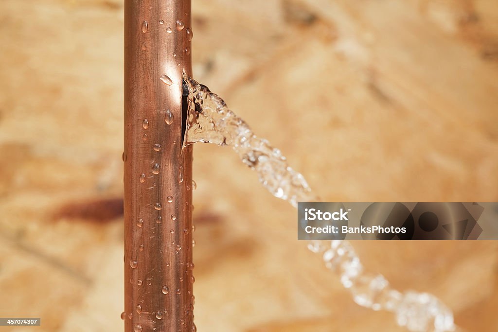 Agrietado de agua helada cobre de escape - Foto de stock de Escape libre de derechos