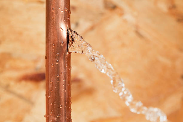 congelato tubo dell'acqua rotto in rame perdite - leaky basement foto e immagini stock