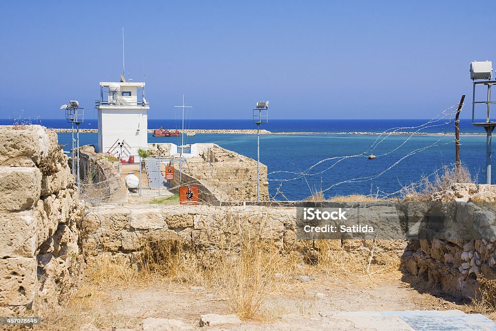 Sommer Blick auf das Meer durch Stacheldraht.  Famagusta. Nord Zypern - Lizenzfrei Baustellenabsperrung Stock-Foto