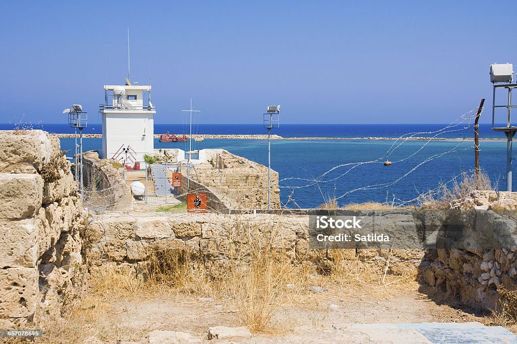 Estate vista del mare attraverso il filo spinato.  Famagusta. Cipro settentrionale - Foto stock royalty-free di Acqua