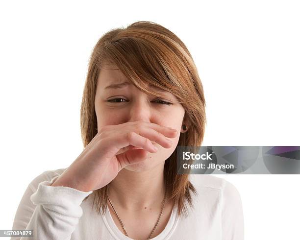 Плохо Caucasion Девушки Sneezing От Простуды Или Гриппа Крупным Планом — стоковые фотографии и другие картинки 14-15 лет