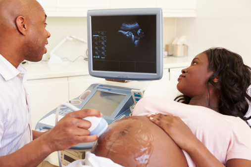 Mujer embarazada teniendo 4D ecografía photo