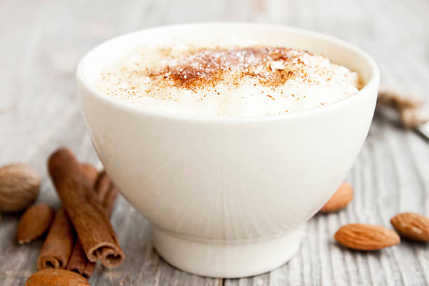 budino di riso con cannella in polvere - rice pudding foto e immagini stock