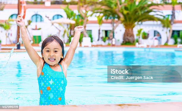 Mädchen Springen In Pool Stockfoto und mehr Bilder von Kind - Kind, Schwimmbecken, Arme hoch
