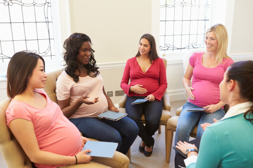 Mujeres embarazadas reunión en Ante clase de Natal photo
