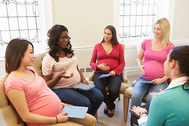 femmes enceintes réunion à ante natal de classe - groupe danimaux photos et images de collection