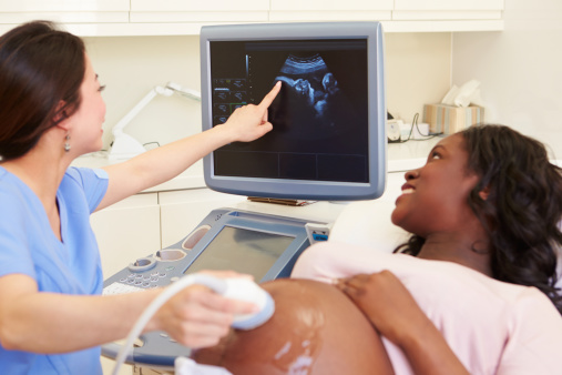 Mujer embarazada teniendo 4D ecografía photo