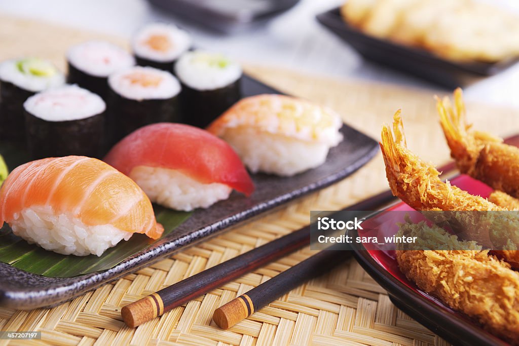 tempura di gamberi e diverse di sushi giapponese su un piatto - Foto stock royalty-free di Alimentazione sana