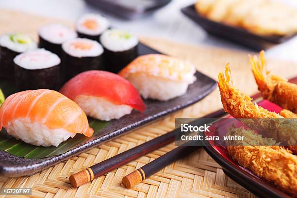 Tempura Di Gamberi E Diverse Di Sushi Giapponese Su Un Piatto - Fotografie stock e altre immagini di Alimentazione sana