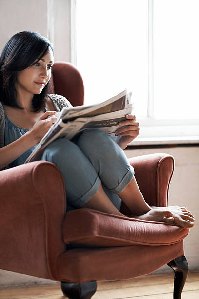 woman reading the newspaper - 4611 foto e immagini stock