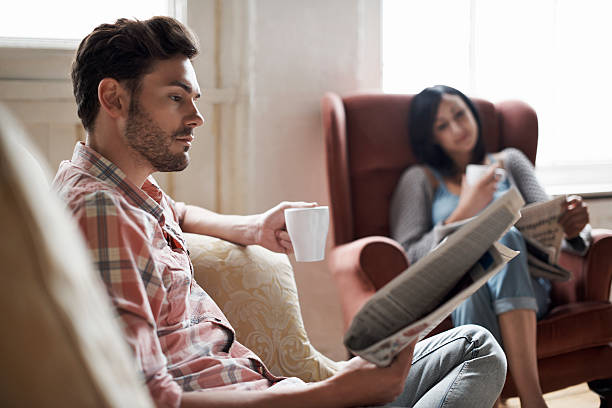 couple at home reading - reading newspaper 30s adult imagens e fotografias de stock