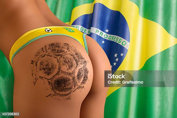 Retro Donna Brasiliana Davanti Bandiera - Fotografie stock e altre immagini di Brasile - Brasile, Bikini, Calcio - Sport