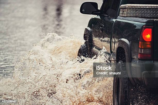 추진력있는 중 홍수 픽업 트럭에 대한 스톡 사진 및 기타 이미지 - 픽업 트럭, 비, 홍수