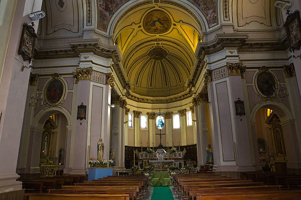 madre chiesa di assunzione.  ceglie messapica. puglia.  italia. - messapica foto e immagini stock