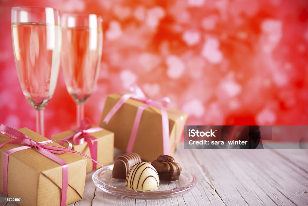 Óculos com champanhe, chocolates e Valentine's gifts - Foto de stock de Champanhe royalty-free