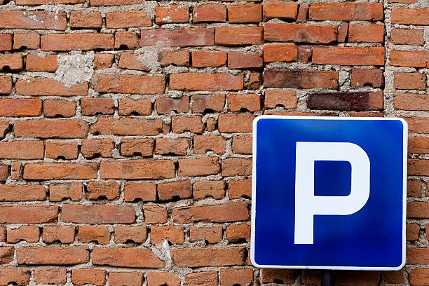 segnale di parcheggio mattoni rossi - alphabet brick brick wall dirty foto e immagini stock
