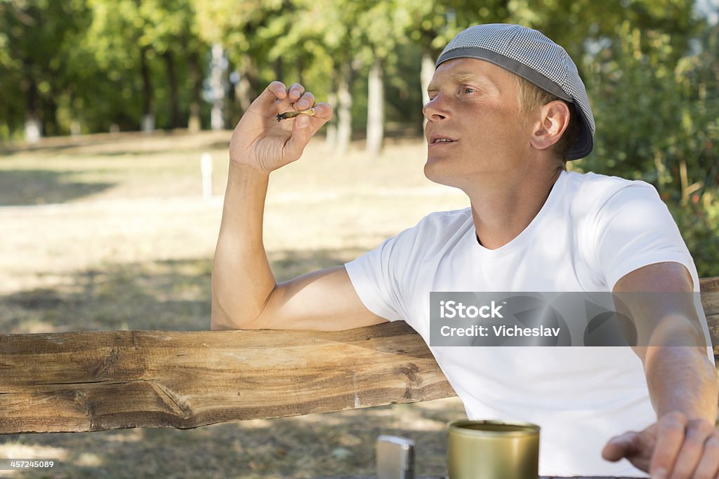 Homme assis dans le parc-FUMEUR - Photo de Abus de substances libre de droits