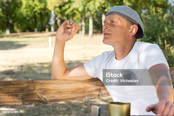Uomo Seduto Nel Parco Non Fumatori - Fotografie stock e altre immagini di Abuso di sostanze - Abuso di sostanze, Adulto, Allucinogeno
