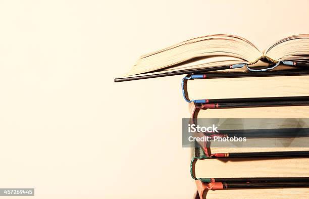 Stapel Bücher Stockfoto und mehr Bilder von Akademisches Lernen - Akademisches Lernen, Arbeitszimmer, Beginn des Schuljahres