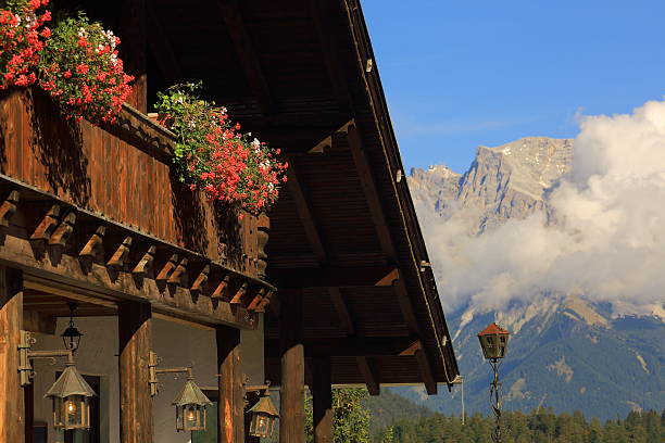 chalet di montagna di fronte a monte zugspitze - zugspitze mountain tirol lermoos ehrwald foto e immagini stock