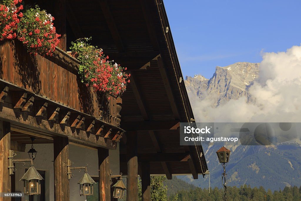 Chalé alpino vista para Montanha Zugspitze - Foto de stock de Chalé royalty-free
