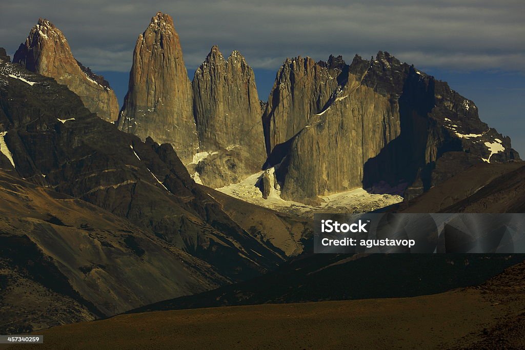 Torres del Paine a sunrise-Patagonia, Sud America - Foto stock royalty-free di Alpi