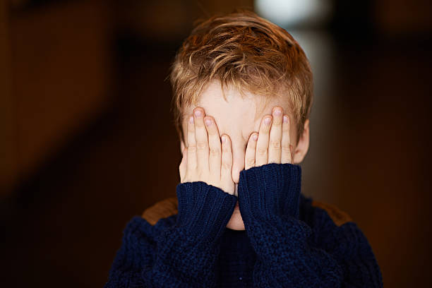 zerkaj na boo - shy child little boys hiding zdjęcia i obrazy z banku zdjęć